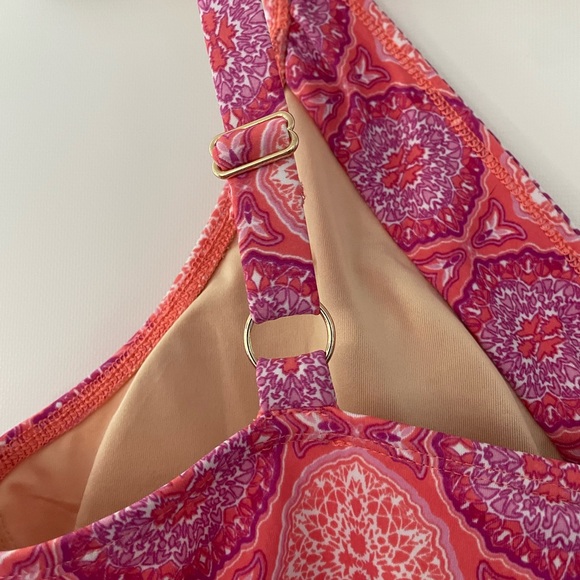 Beautiful One-piece Bathing Suit - Picture 4 of 6